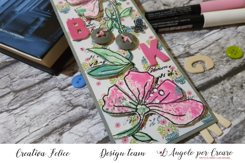 segnalibro con fiori e bottoni fai da te