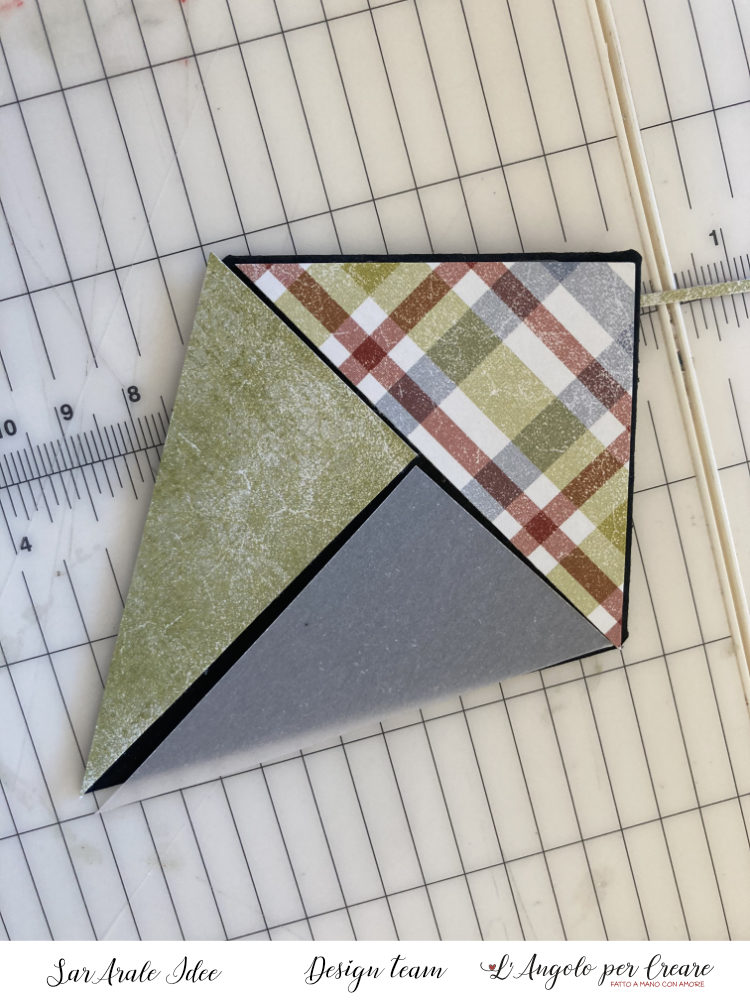 decoriamo anche il lato inferiore con carte da scrap