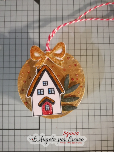 legno decorato con oggetti in scrap