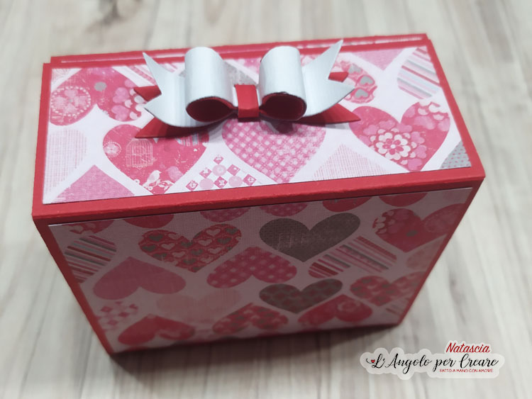 fiocco decoratico su scatola in carta da scrap